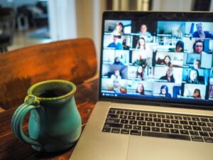 Uma tela denoebook mostrando uma equipe remota em conferência.