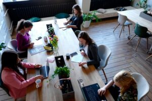 Equipe de mulheres trabalhando em coworking.